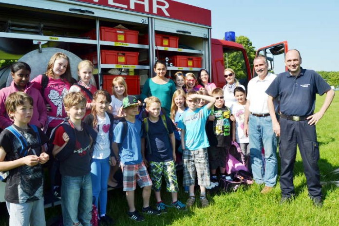 Umweltdezernent Beigeordneter Rudi Klemm (2.v.l.) mit einigen Kindern am Einsatzwagen der Freiwilligen Feuerwehr Landau.